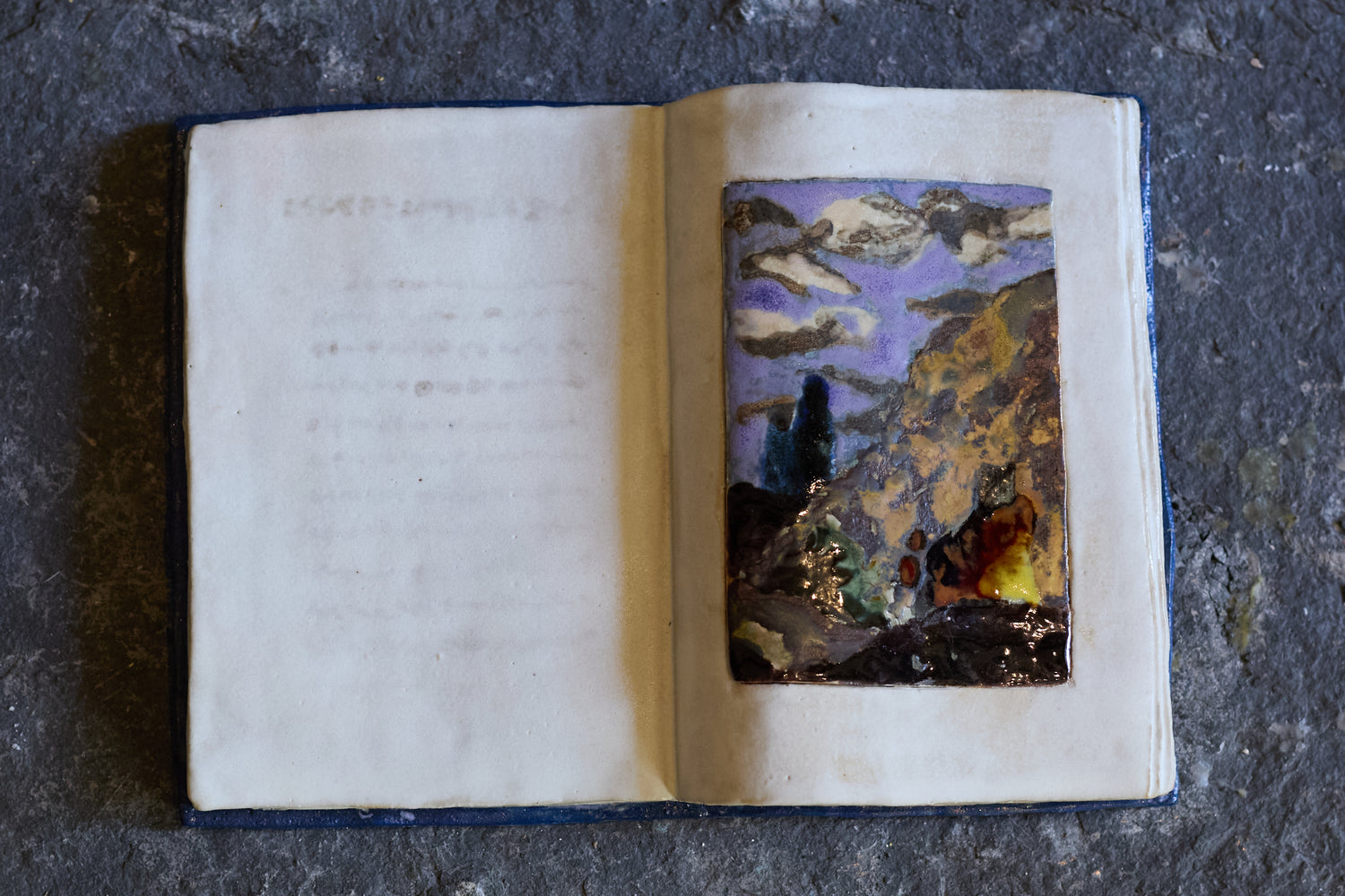 Livre cachette secrète en céramique de Claire Lézier