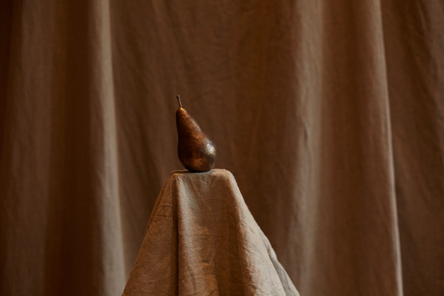 Poire en bronze d'Alice-Andrea Ewing