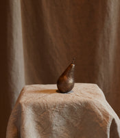 Poire en bronze d'Alice-Andrea Ewing