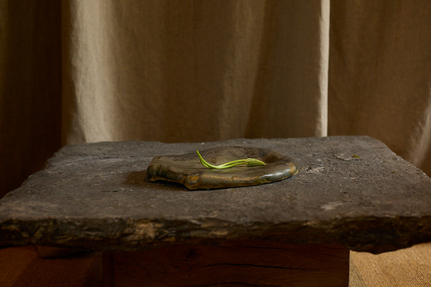 Pebble tray by Ema Pradère