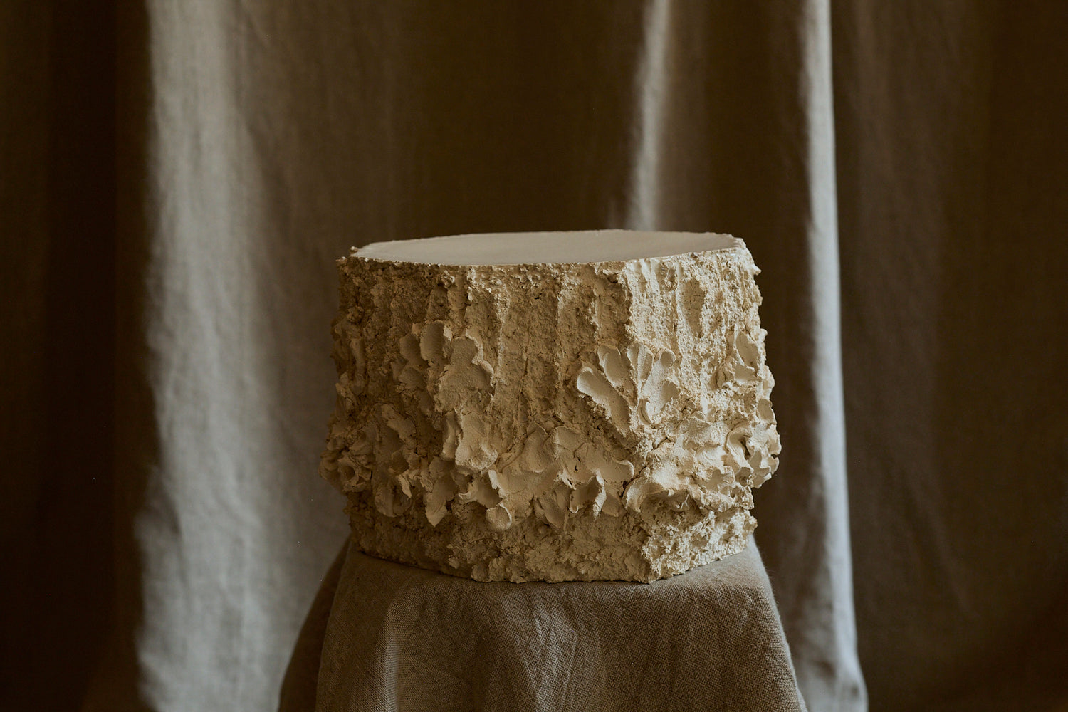 Capital and small pedestal table Fragments by Katia Soussan