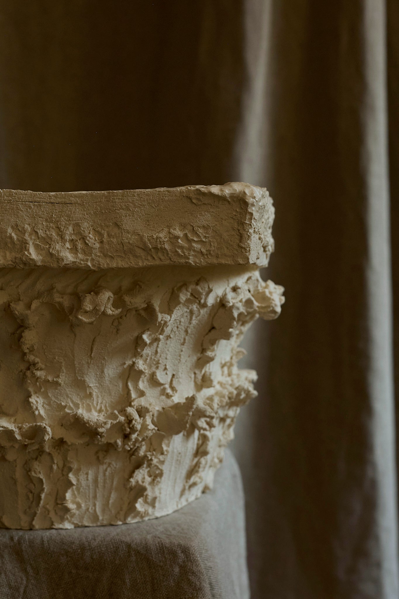Capital and small pedestal table Fragments by Katia Soussan
