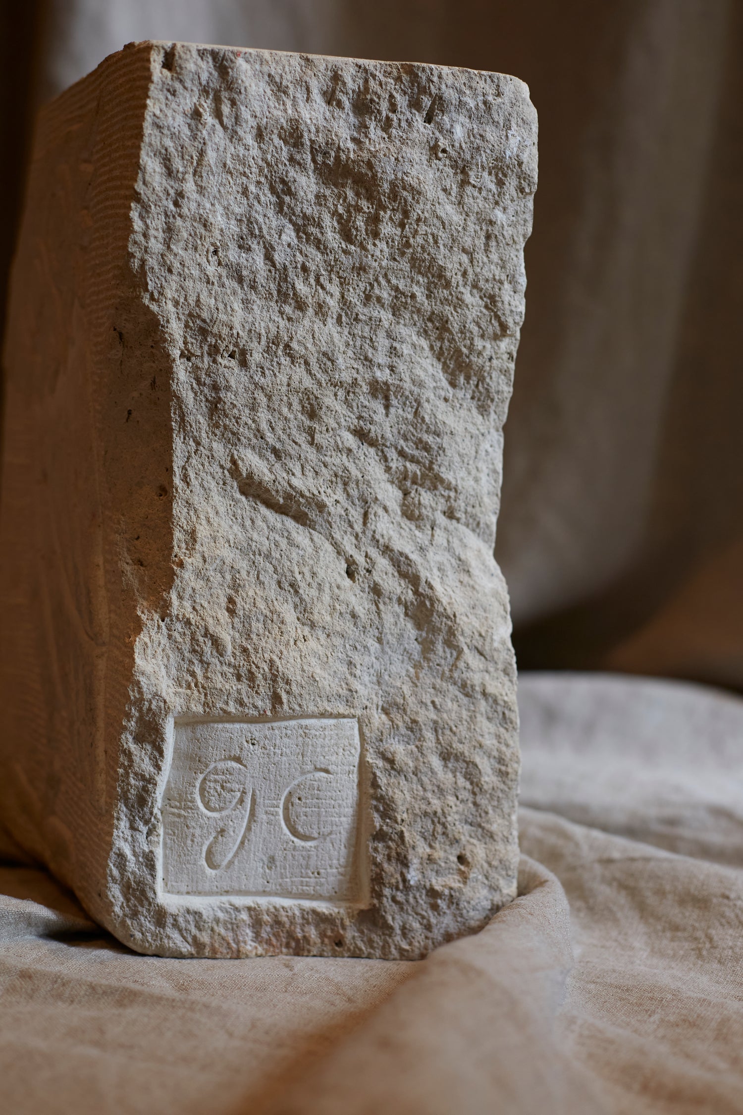 Tabouret Vigie en pierre de Guillaume Campredon