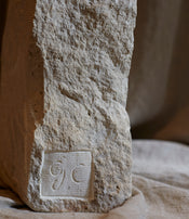 Tabouret Vigie en pierre de Guillaume Campredon