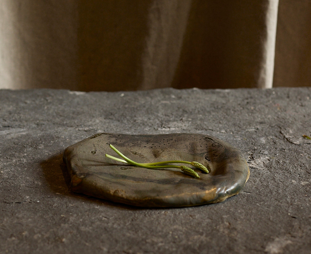 Pebble tray by Ema Pradère