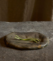 Pebble tray by Ema Pradère