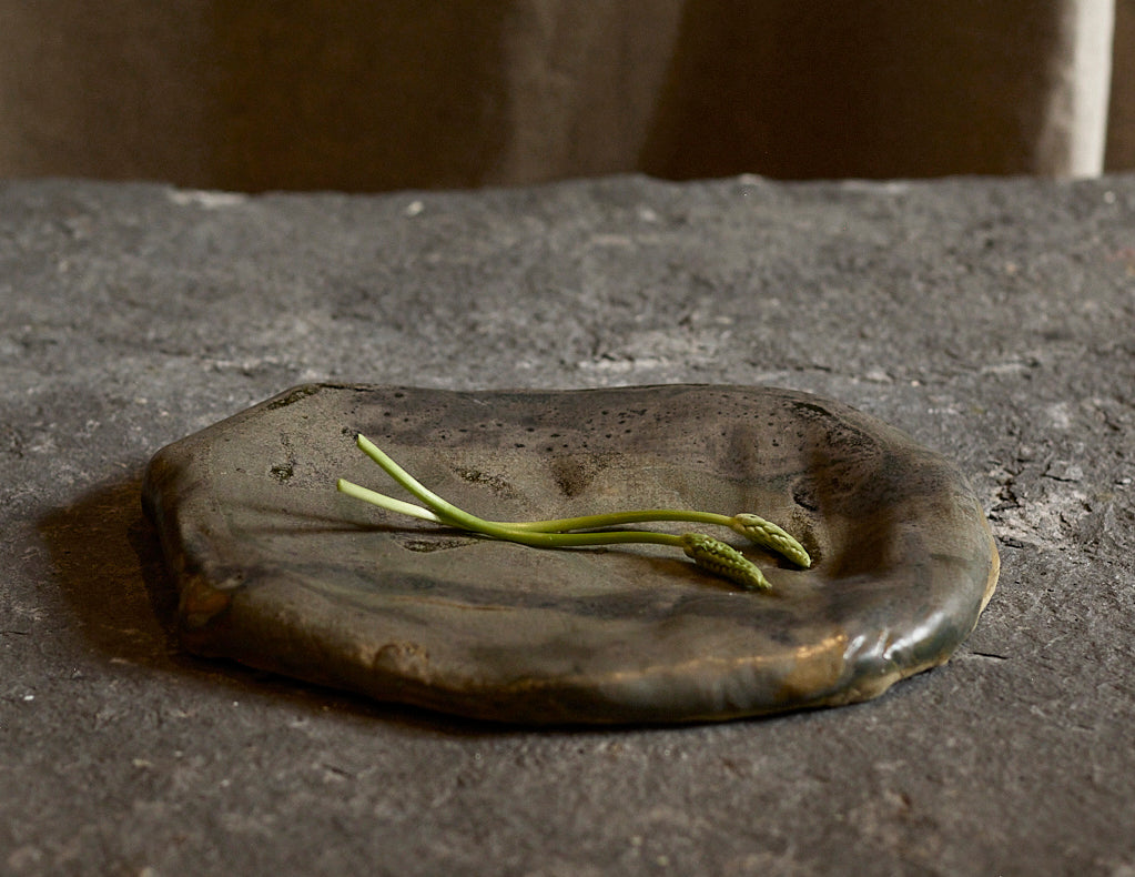 Pebble tray by Ema Pradère