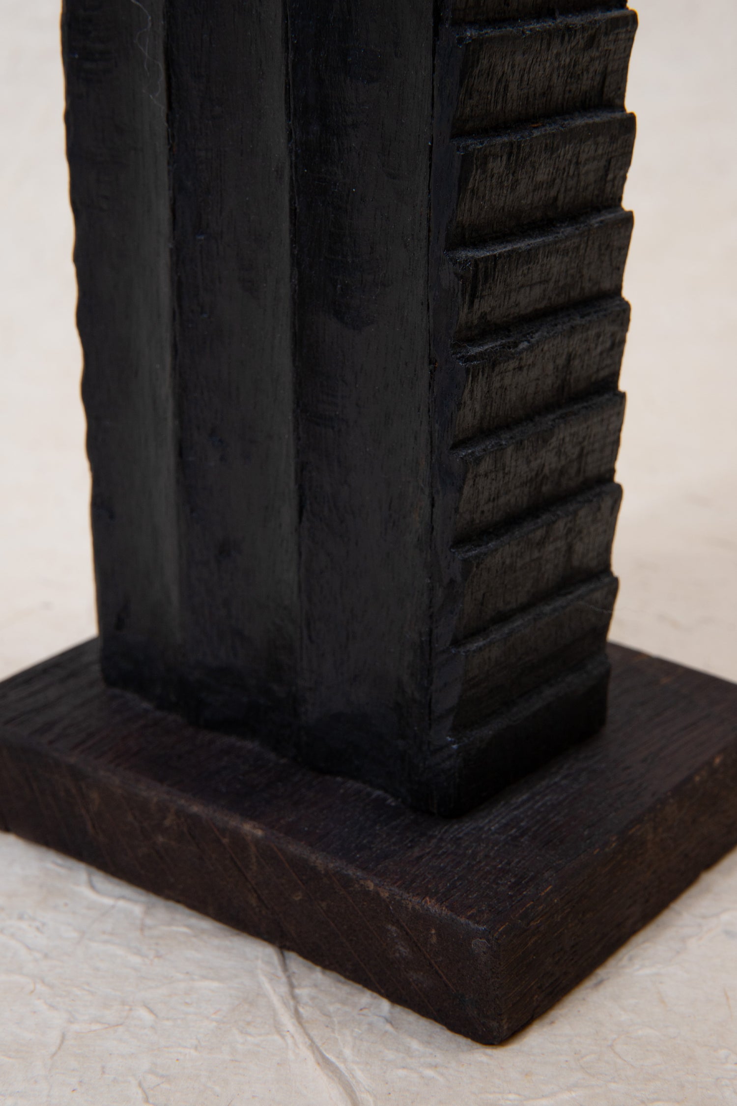 Petit totem en cèdre noirci de Momcilo Milovanovic
