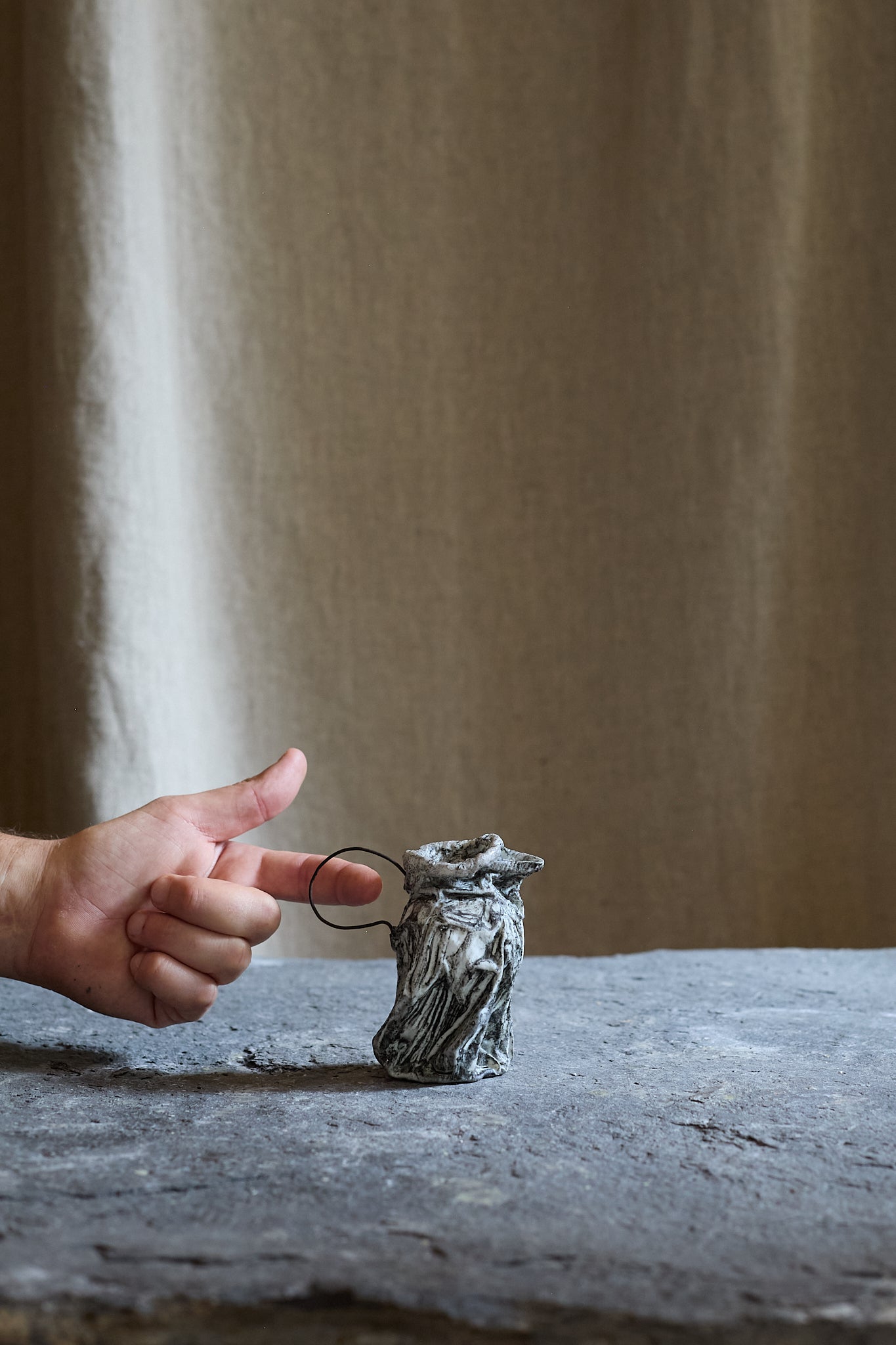 Petite sculpture "A stitch in time n°1" de Grete McNorton