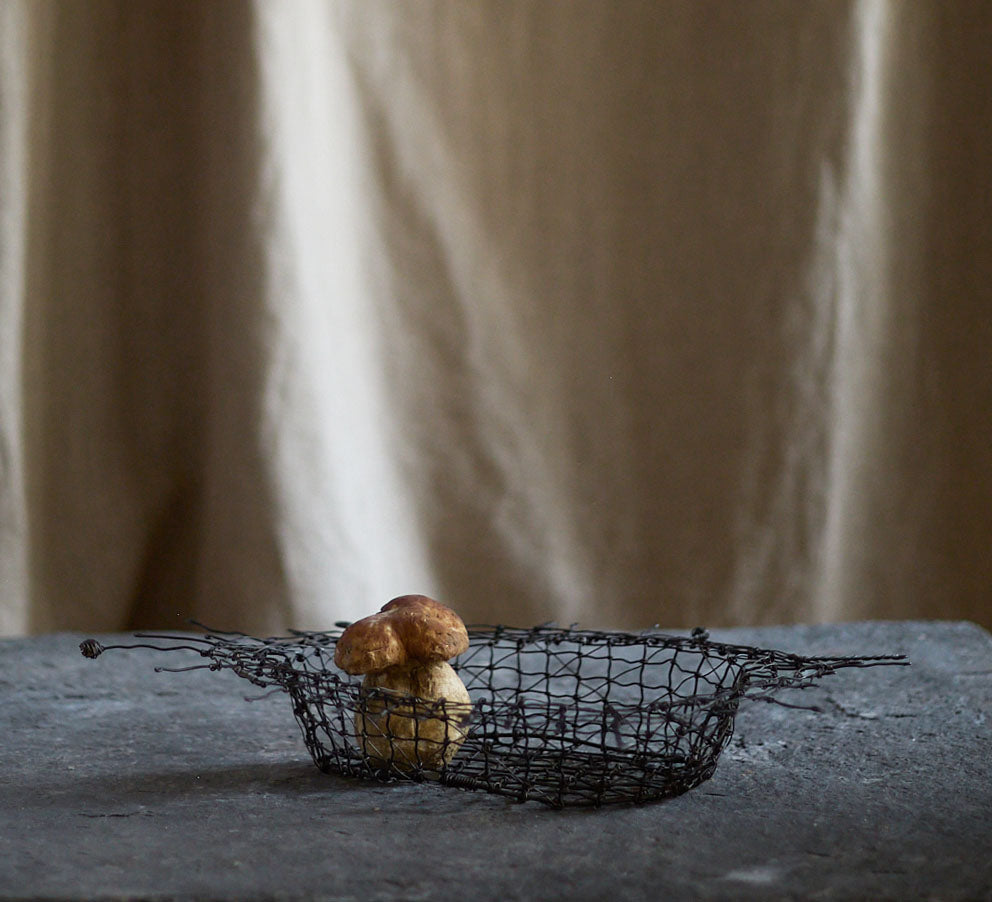 Plat en vannerie d'acier par Clara Denidet