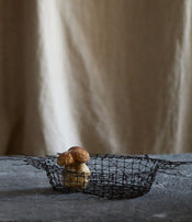 Plat en vannerie d'acier par Clara Denidet