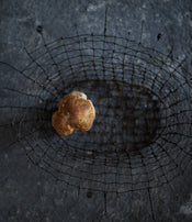 Plat en vannerie d'acier par Clara Denidet