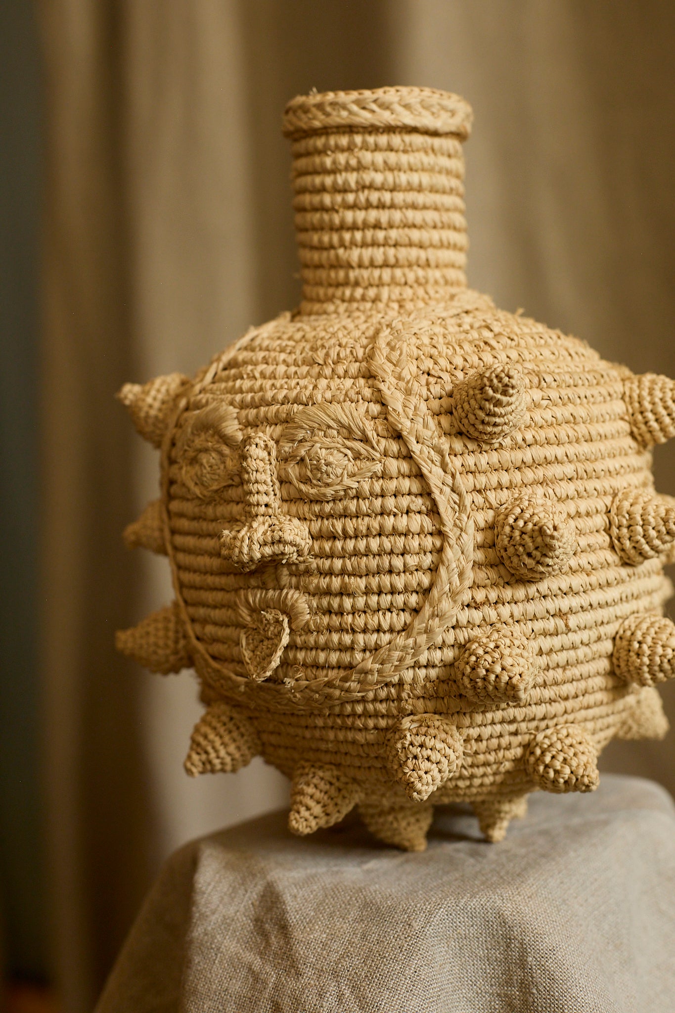 Petit vase en raphia de Natalia Brilli