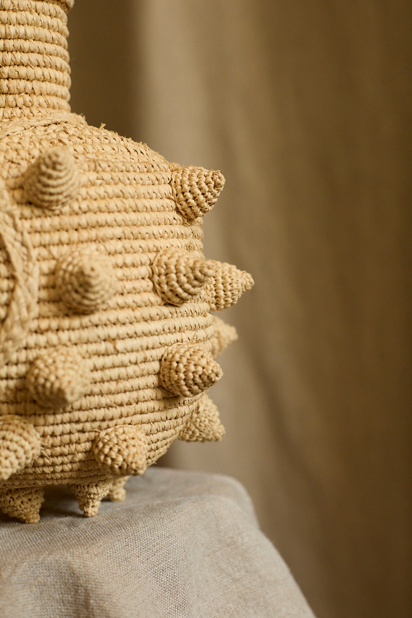 Petit vase en raphia de Natalia Brilli