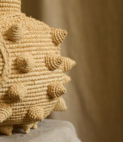 Petit vase en raphia de Natalia Brilli