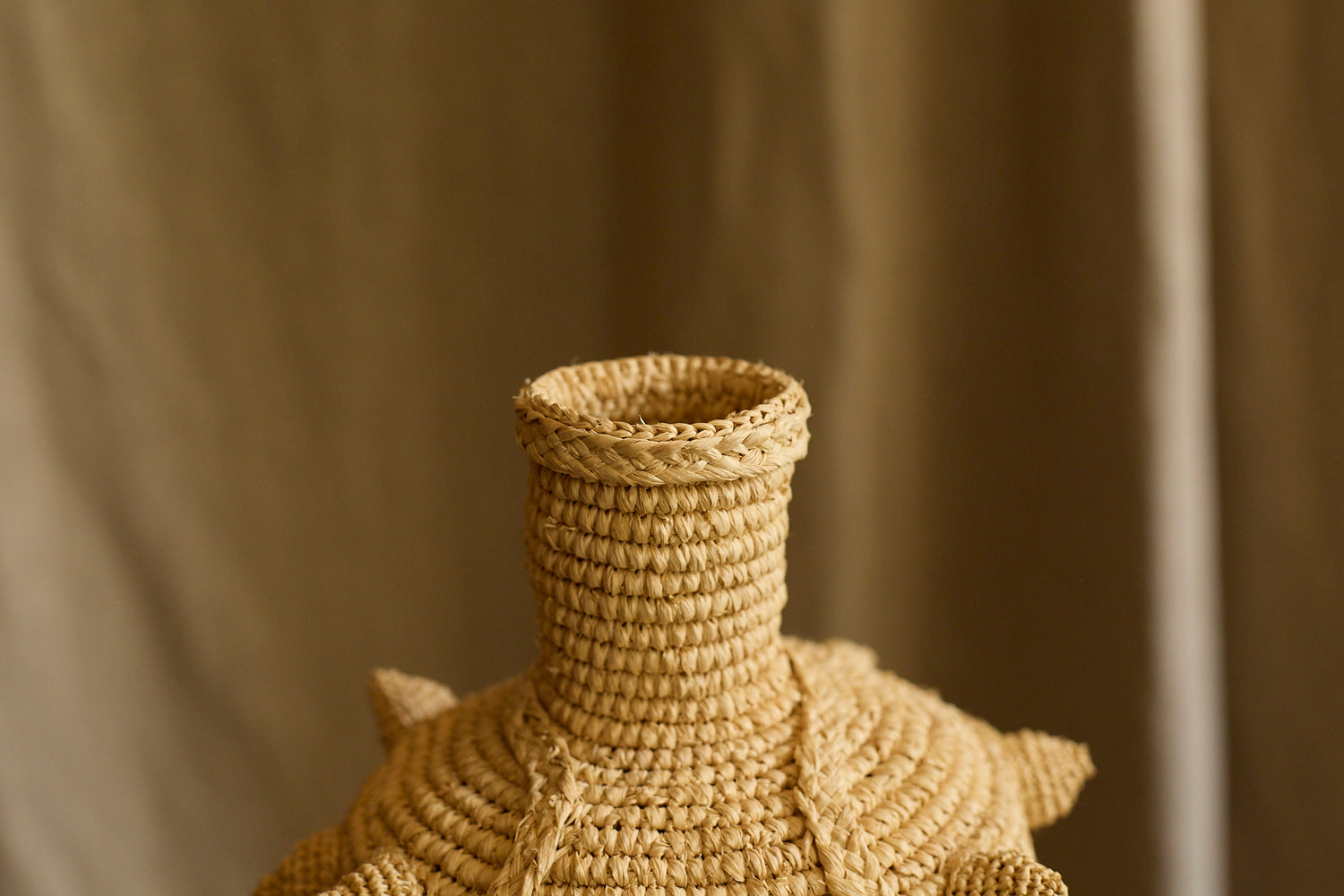 Petit vase en raphia de Natalia Brilli
