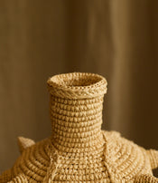 Petit vase en raphia de Natalia Brilli