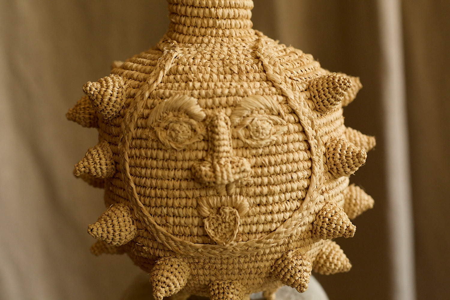 Petit vase en raphia de Natalia Brilli