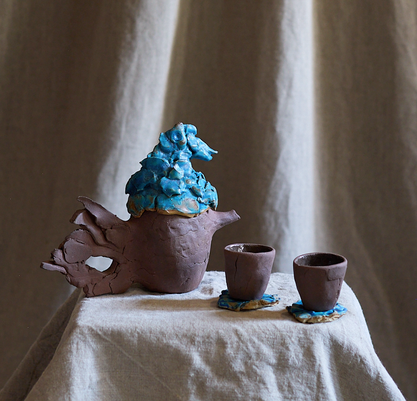 Théière et tasses Cerulean Tail I de Tülay Kulbay.