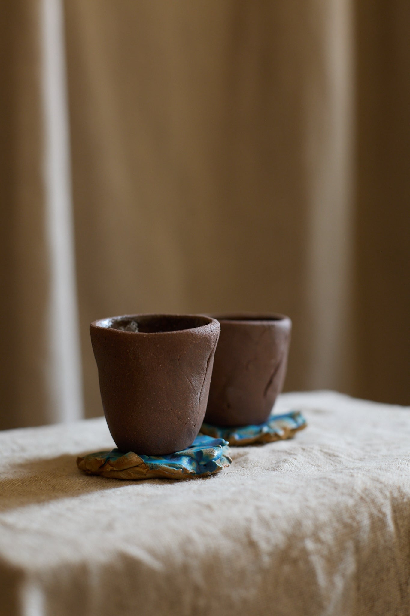 Théière et tasses Cerulean Tail I de Tülay Kulbay.