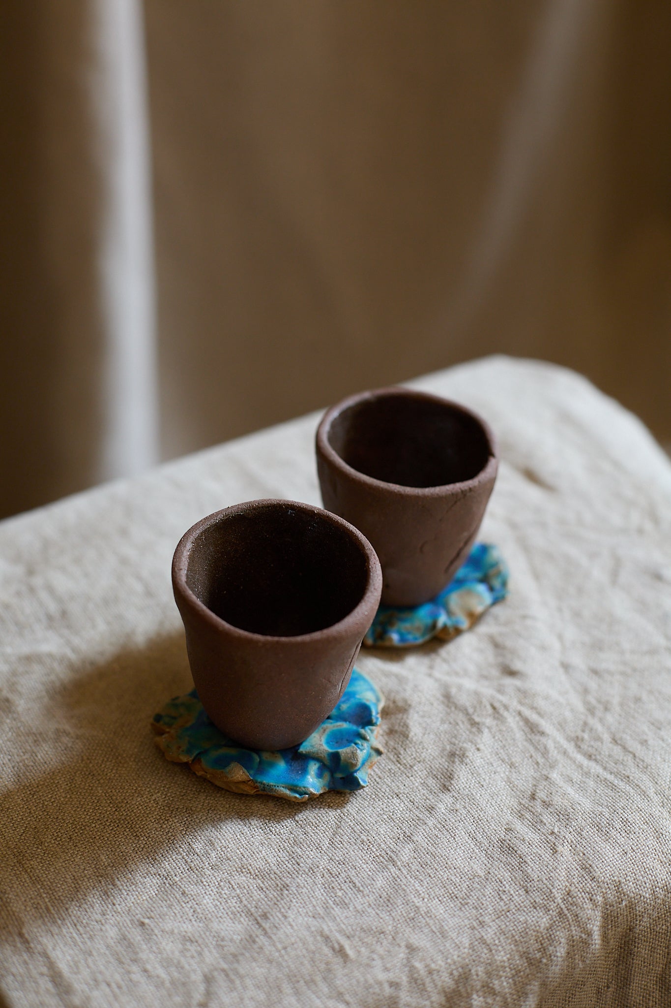 Théière et tasses Cerulean Tail I de Tülay Kulbay.