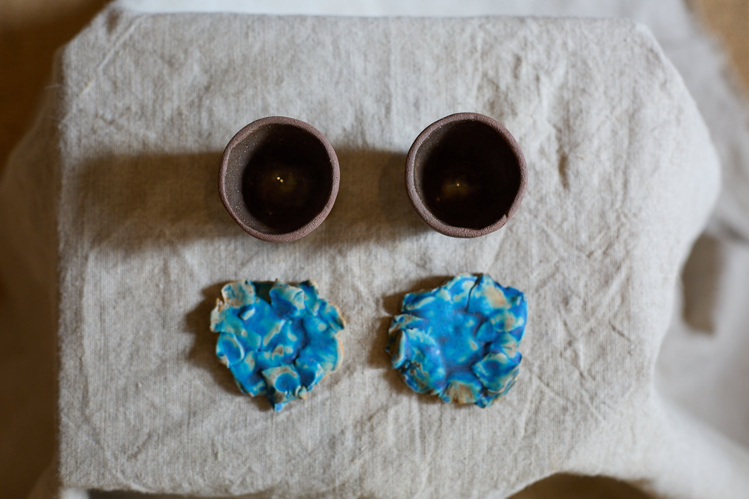 Théière et tasses Cerulean Tail I de Tülay Kulbay.