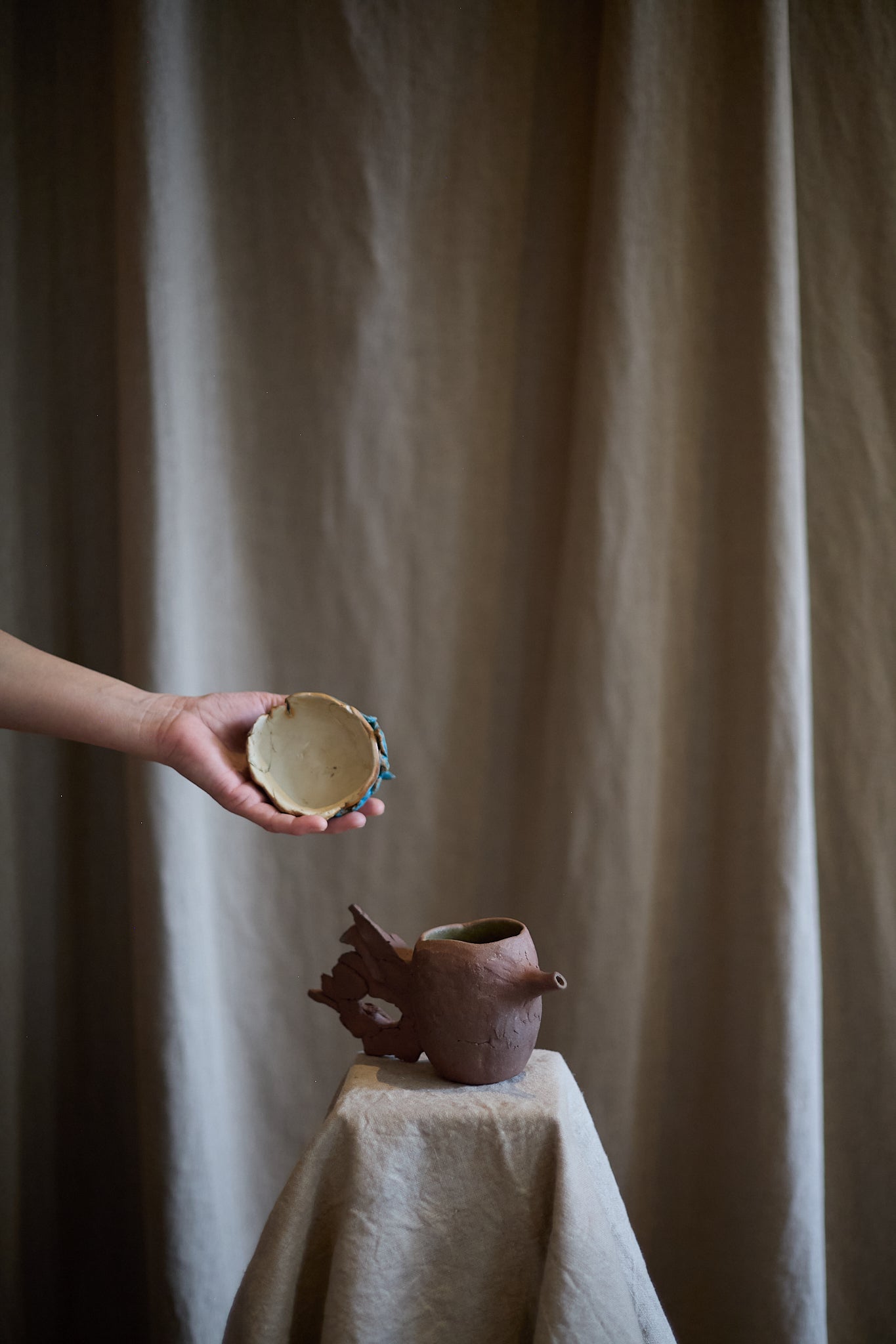 Théière et tasses Cerulean Tail I de Tülay Kulbay.