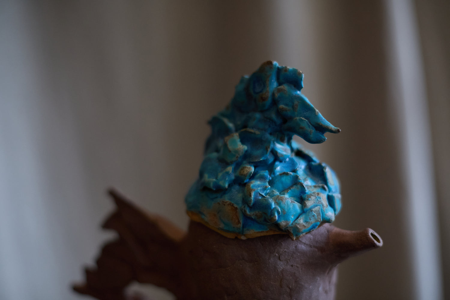 Théière et tasses Cerulean Tail I de Tülay Kulbay.