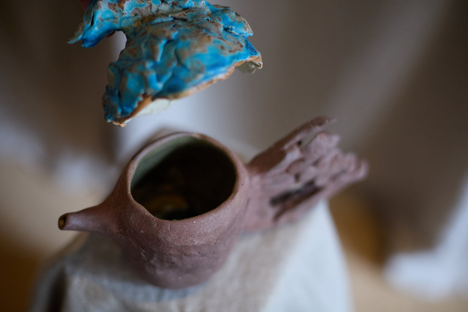 Théière et tasses Cerulean Tail I de Tülay Kulbay.