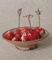 Piques à Olives en bronze en collaboration avec l'Oeil de KO de Zoé Mohm dans un petit pot en céramique d'Ema Pradère