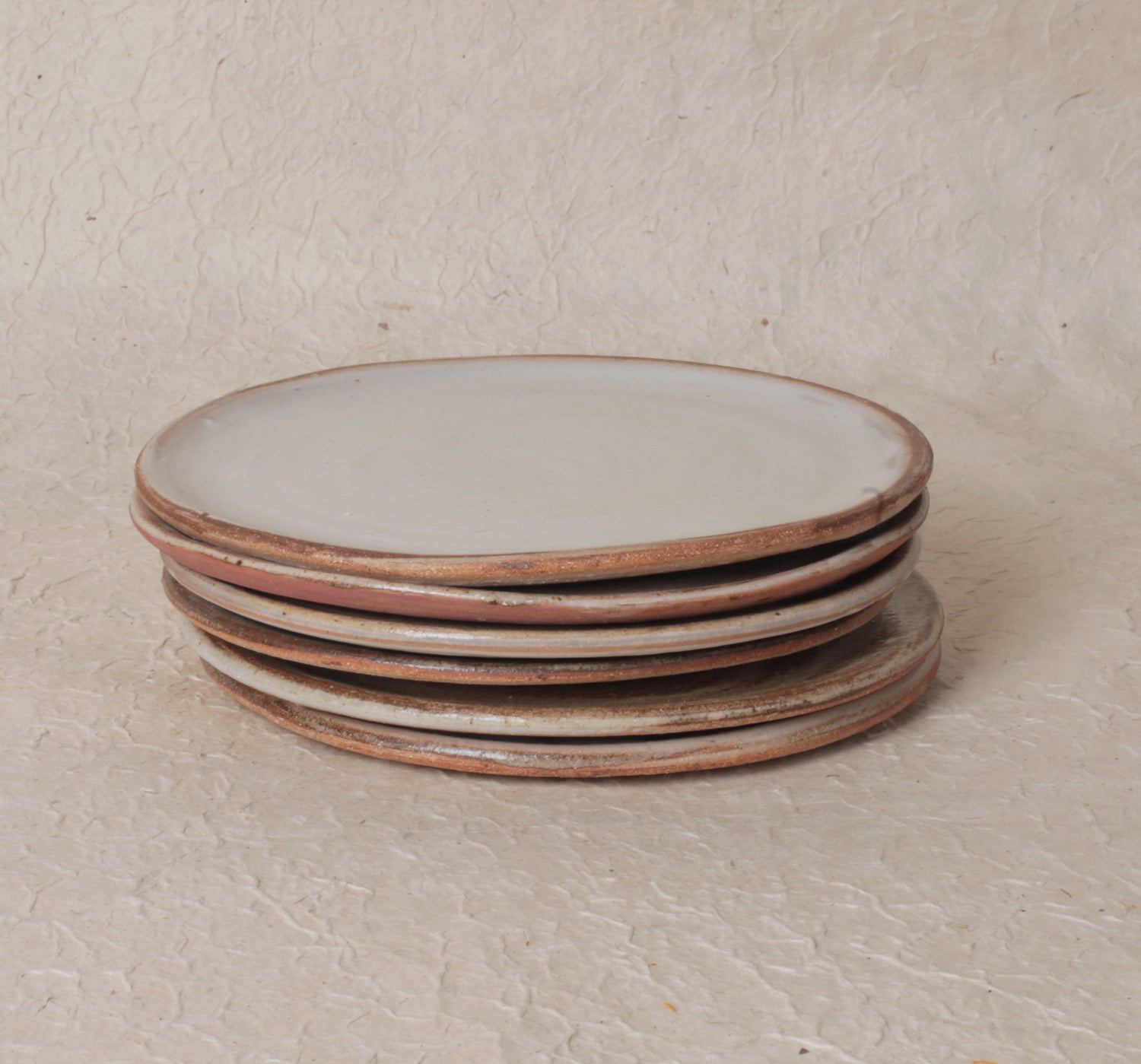 Assiettes en grès de Marie Lautrou