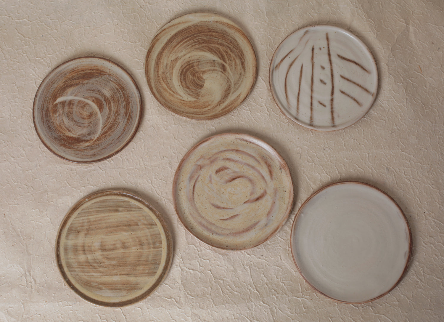 Assiettes en grès de Marie Lautrou