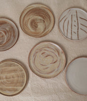 Assiettes en grès de Marie Lautrou