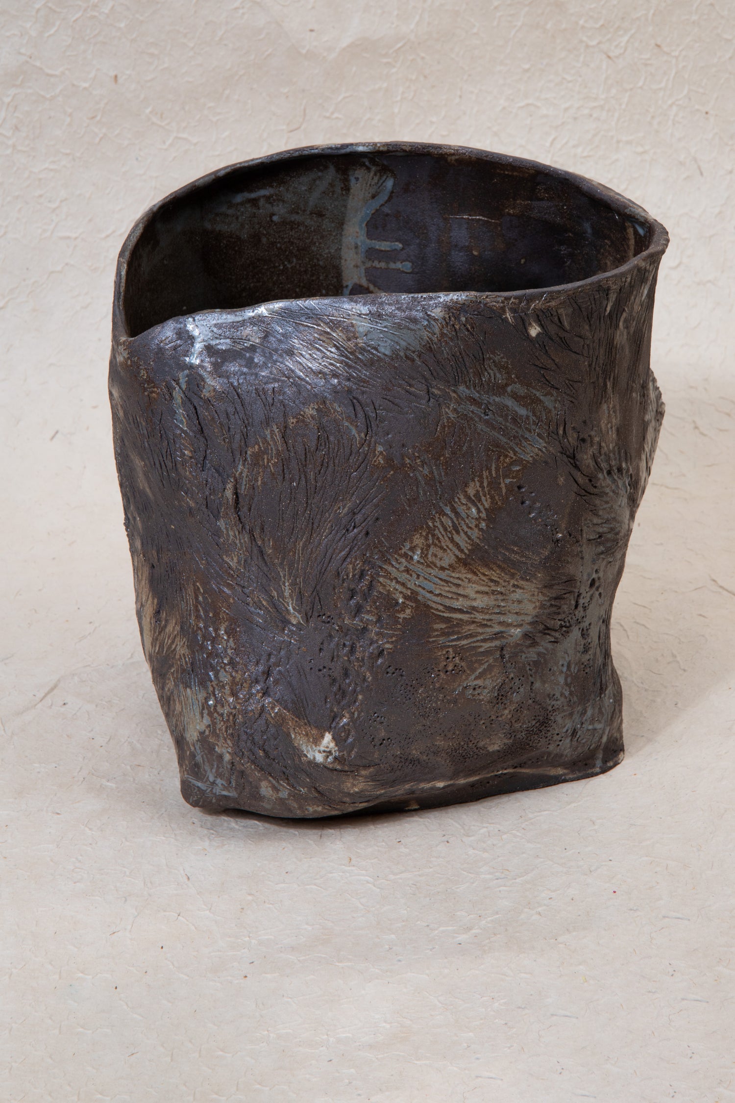 Ceramic strain vase by Ema Pradère.